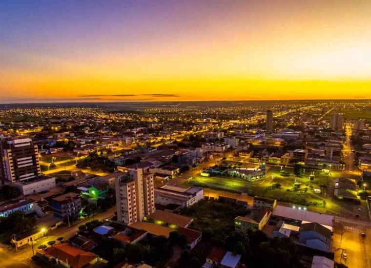 Vista aérea de Luís Eduardo Magalhães ao entardecer
